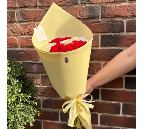 Букет из белых и красных роз1